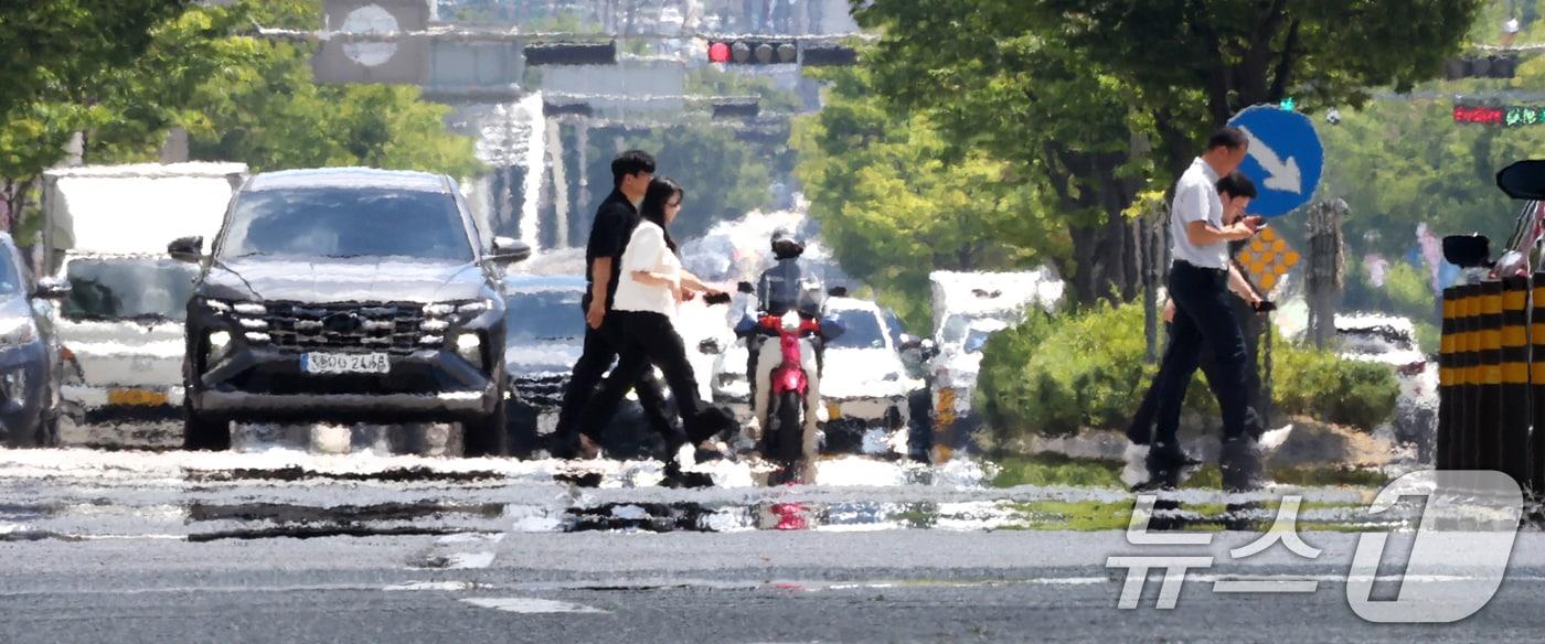 연일 무더위가 기승을 부리며 폭염경보가 이어진 29일 전북 전주시 효자로 위로 지열로 인한 아지랑이가 피어오르고 있다. 2025.7.29/뉴스1 ⓒ News1 유경석 기자