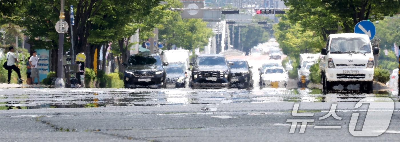 연일 무더위가 기승을 부리며 폭염경보가 이어진 29일 전북 전주시 효자로 위로 지열로 인한 아지랑이가 피어오르고 있다. 2025.7.29/뉴스1 ⓒ News1 유경석 기자