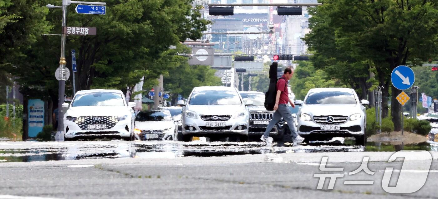 연일 무더위가 기승을 부리며 폭염경보가 이어진 지난 7월29일 전북 전주시 효자로 위로 지열로 인한 아지랑이가 피어오르고 있다. 2025.7.29/뉴스1 ⓒ News1 유경석 기자