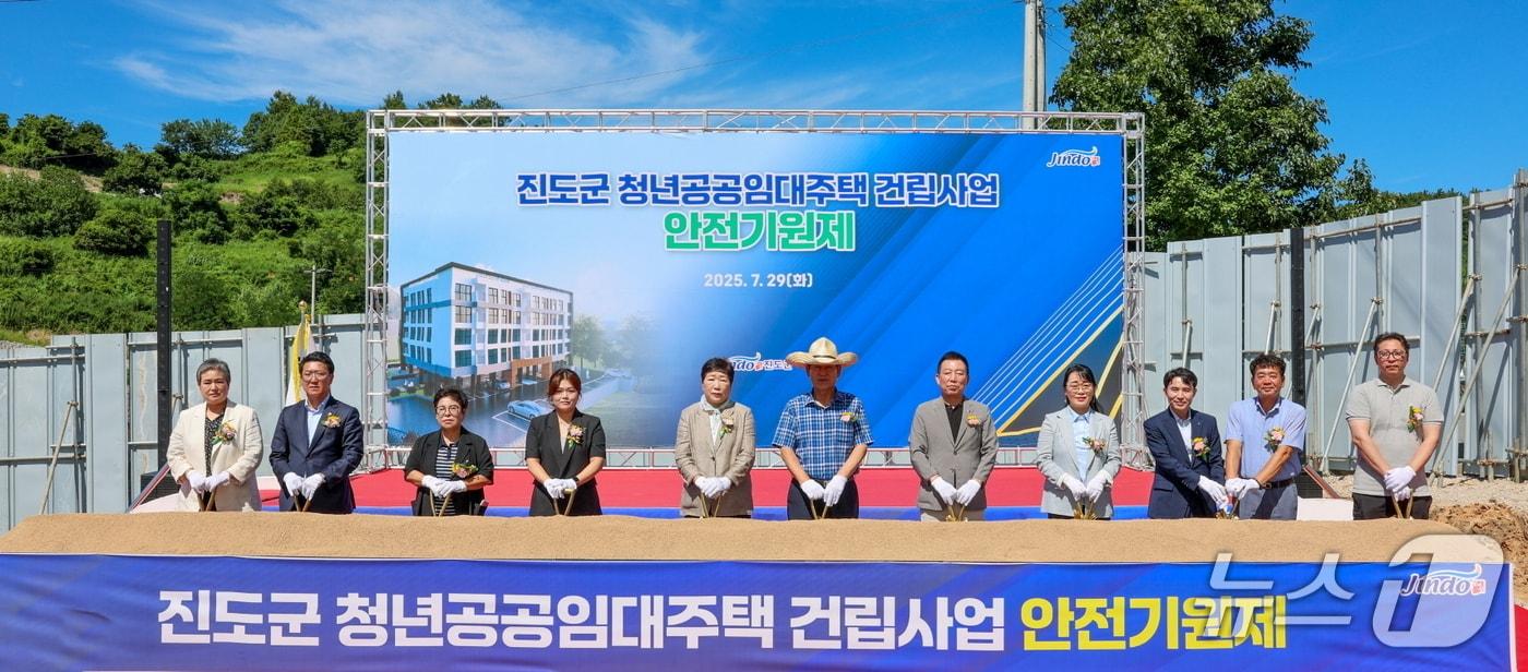 진도군이  29일 ‘청년 공공임대주택 건립사업’ 안전 기원제를 개최하고 있다.(진도군 제공, 재판매 및 DB 금지)/뉴스1