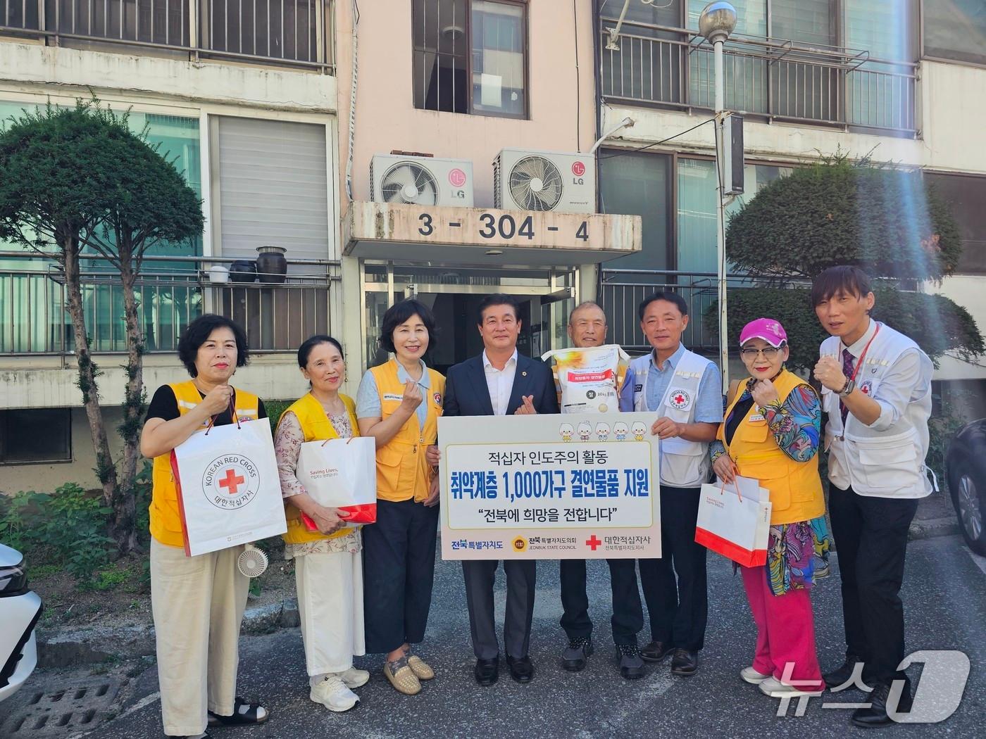 본문 이미지 - 29일 최형열 전북도의원이 전주시 삼천동과 효자1동 희망풍차 결연세대를 찾아 물품을 전달했다.(의회제공. 재판매 및 DB금지)2025.7.29/뉴스1