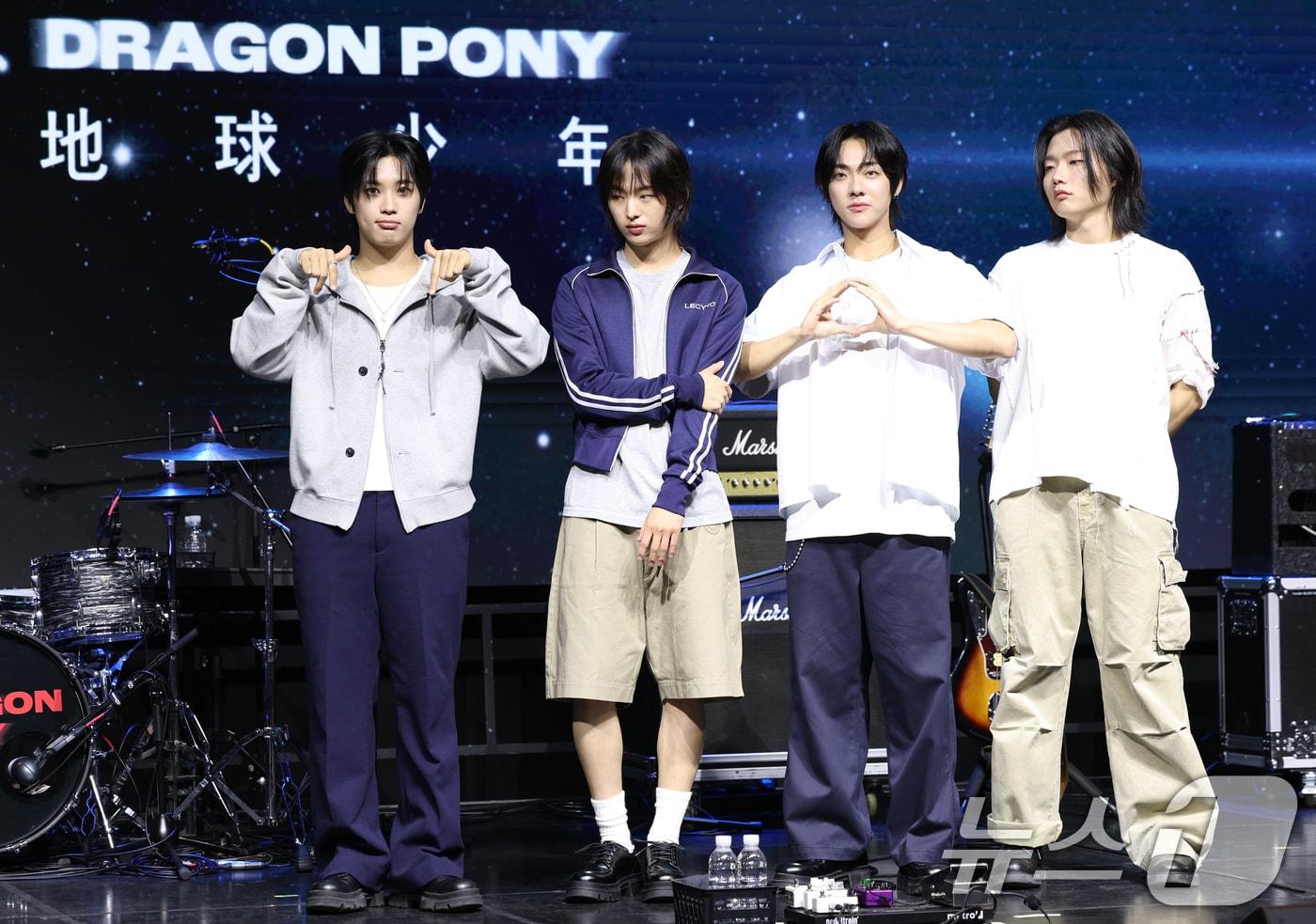 밴드 드래곤포니의 편성현(왼쪽부터)과 권세혁, 안태규, 고강훈이 29일 서울 서대문구 예스24 원더로크홀에서 가진 디지털 싱글 ‘지구소년’의 쇼케이스에 참석해 포즈를 취하고 있다. 2025.7.29/뉴스1 ⓒ News1 권현진 기자