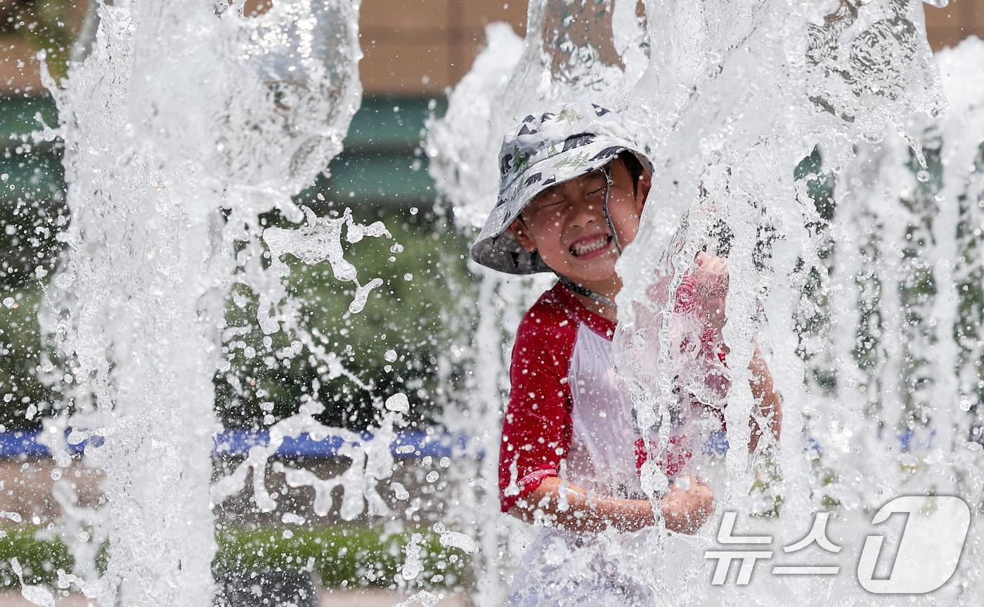 전국 대부분 지역에 폭염특보가 내려진 29일 서울 광화문광장 바닥분수에서 어린이들이 물놀이를 즐기고 있다. 2025.7.29/뉴스1 ⓒ News1 김성진 기자