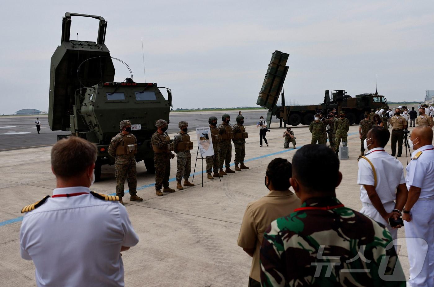 2022년 6월 16일 일본 도쿄 동쪽 기사라즈에 있는 일본 육상 자위대 기사라즈 기지에서 18개국의 군 관계자들이 미국 해병대의 M142 고기동 포병 로켓 시스템(HIMARS)과 일본 육상 자위대의 12형 수상 대함 미사일(12SSM) 부대를 보며 강의를 듣고 있다. 2022.6.16 ⓒ 로이터=뉴스1 ⓒ News1 강민경 기자