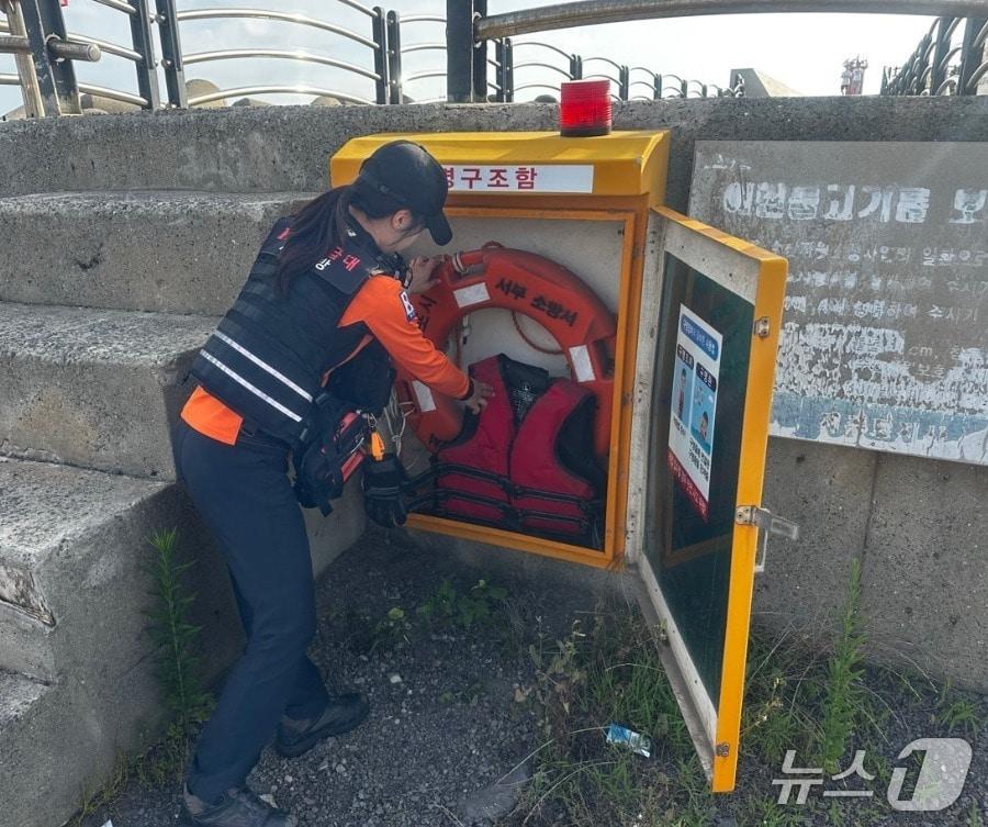 본문 이미지 - 제주도내 주요 해안가 등에 설치된 수난인명구조장비함(인명구조함) 관리가 제주도 소방안전본부로 일원화한다. 