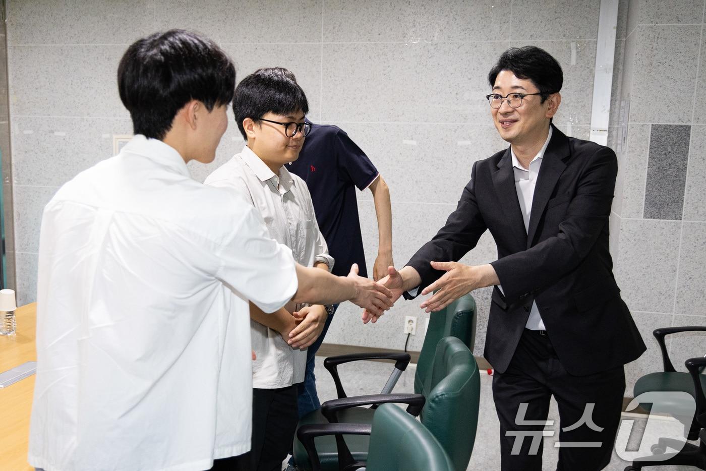 국민의힘 당대표 출마를 선언한 주진우 의원이 29일 서울 여의도 국회 의원회관에서 2030 청년크루 간담회를 열고 참석자들과 인사하고 있다. 2025.7.29/뉴스1 ⓒ News1 유승관 기자