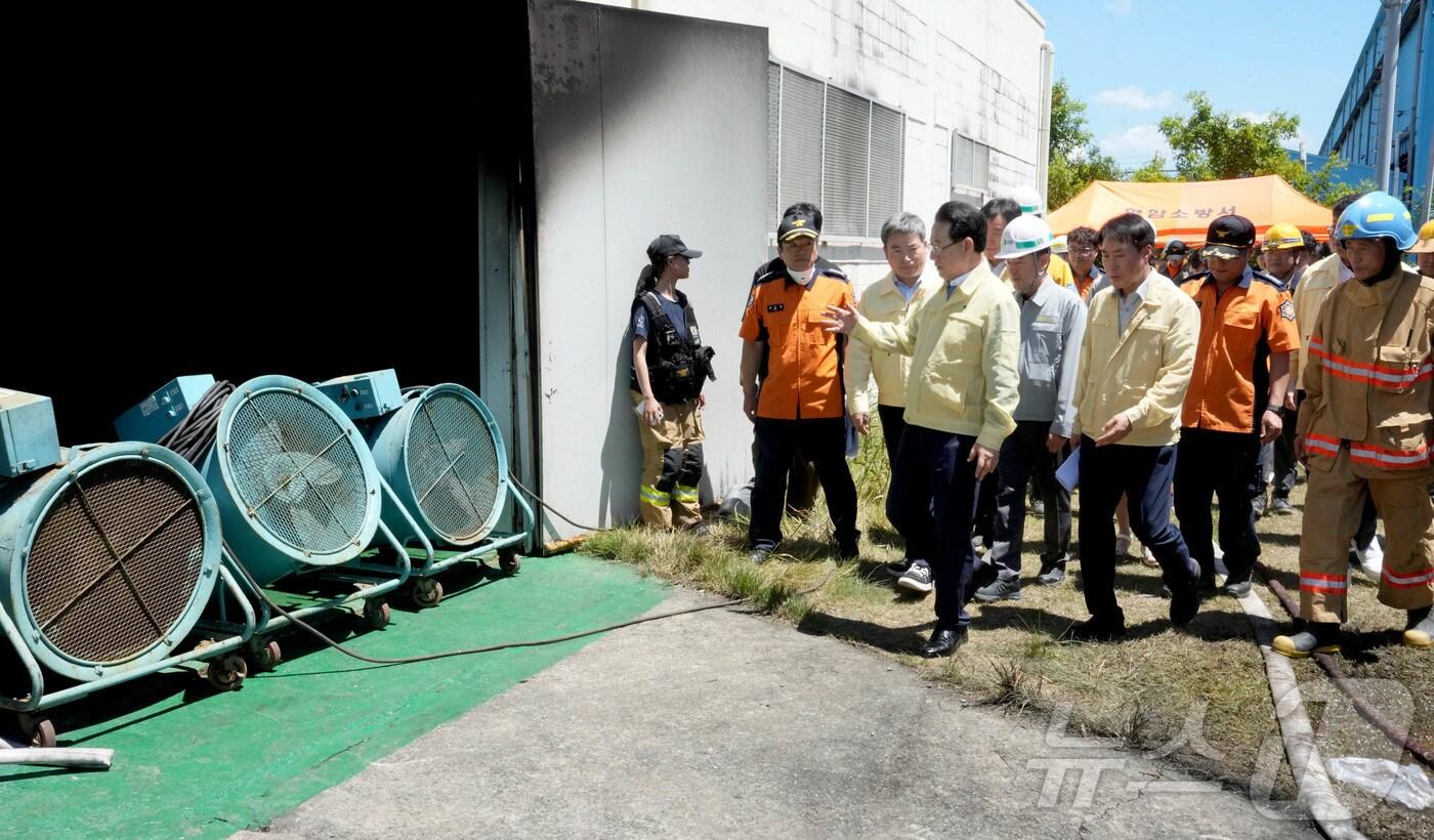 김영록 전라남도지사가 29일 오후 전남 영암군 대불일반산업단지 내 HD현대삼호조선소 화재현장을 둘러보고 있다.&#40;전남도 제공. 재판매 및 DB금지&#41; 2025.7.29/뉴스1 