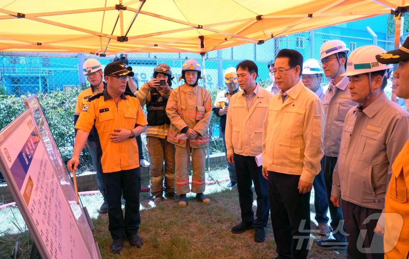 김영록 전라남도지사가 29일 오후 전남 영암군 대불일반산업단지 내 HD현대삼호조선소 화재현장을 방문, 현황을 청취하고 관계자들을 격려하고 있다.&#40;전남도 제공. 재판매 및 DB금지&#41; 2025.7.29/뉴스1 