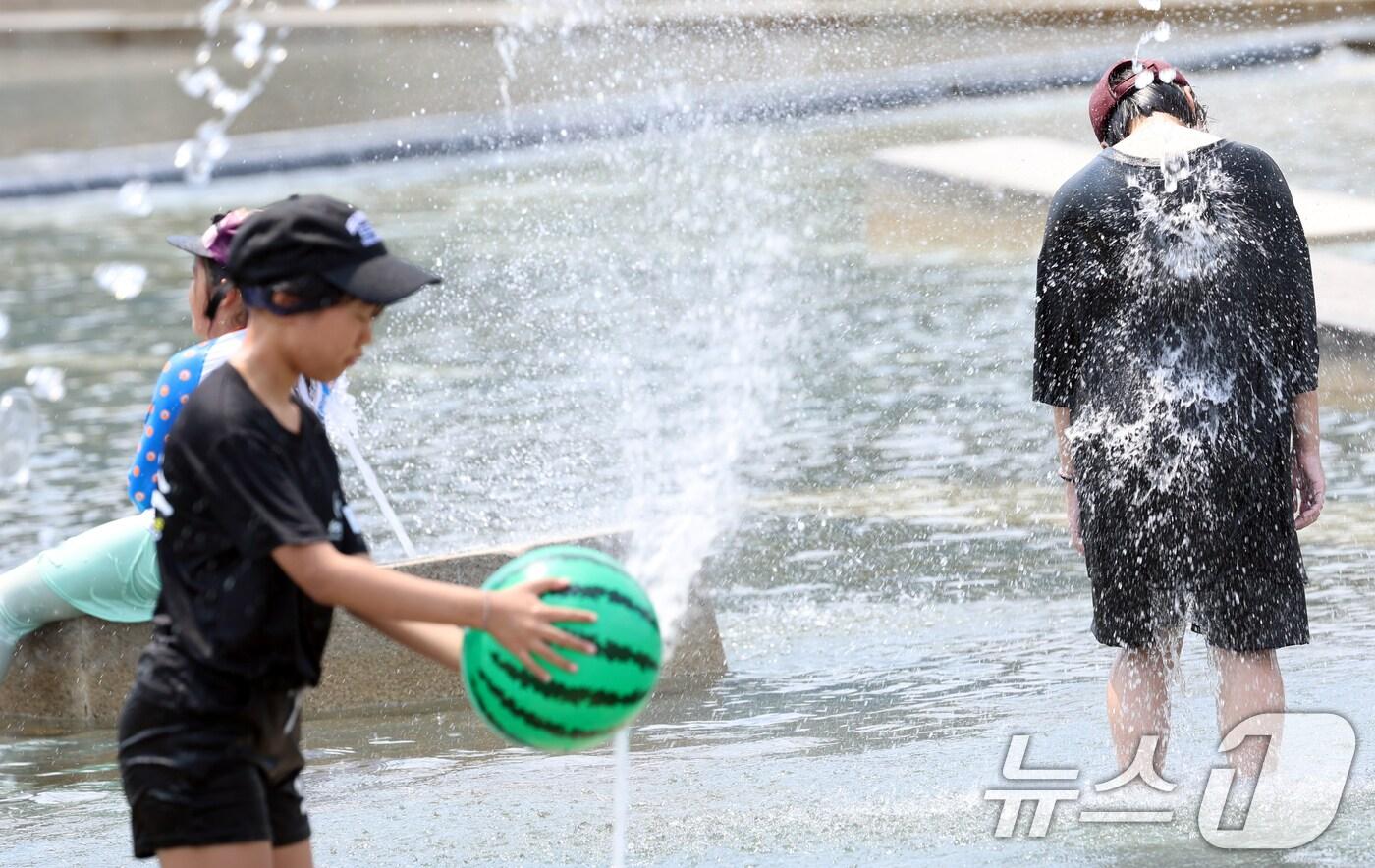 연일 극한 폭염이 이어지고 있는 가운데 서울 여의도 물빛광장에서 아이들이 더위를 식히고 있다. 2025.7.29/뉴스1 ⓒ News1 김명섭 기자