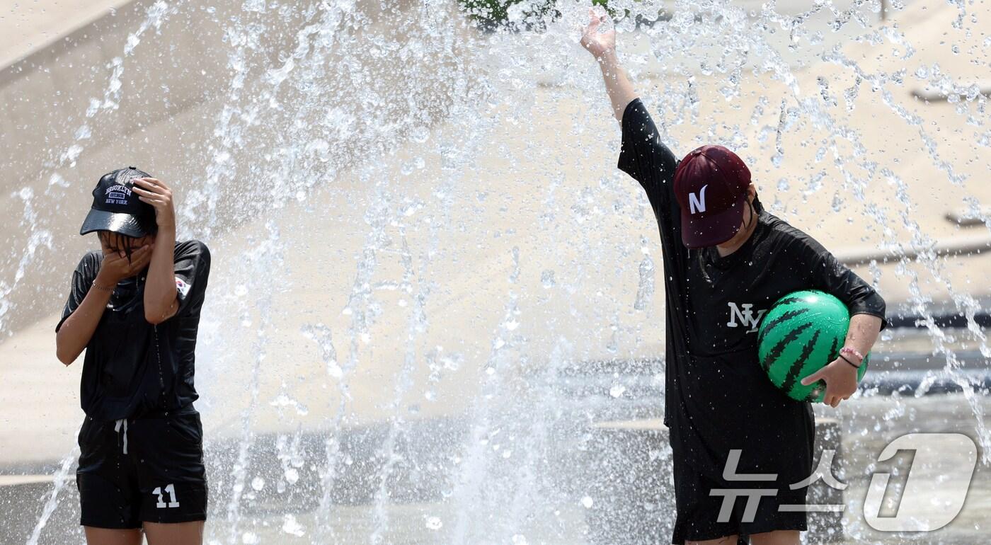 연일 극한 폭염이 이어지고 있는 가운데 서울 여의도 물빛광장에서 아이들이 더위를 식히고 있다. 2025.7.29/뉴스1 ⓒ News1 김명섭 기자