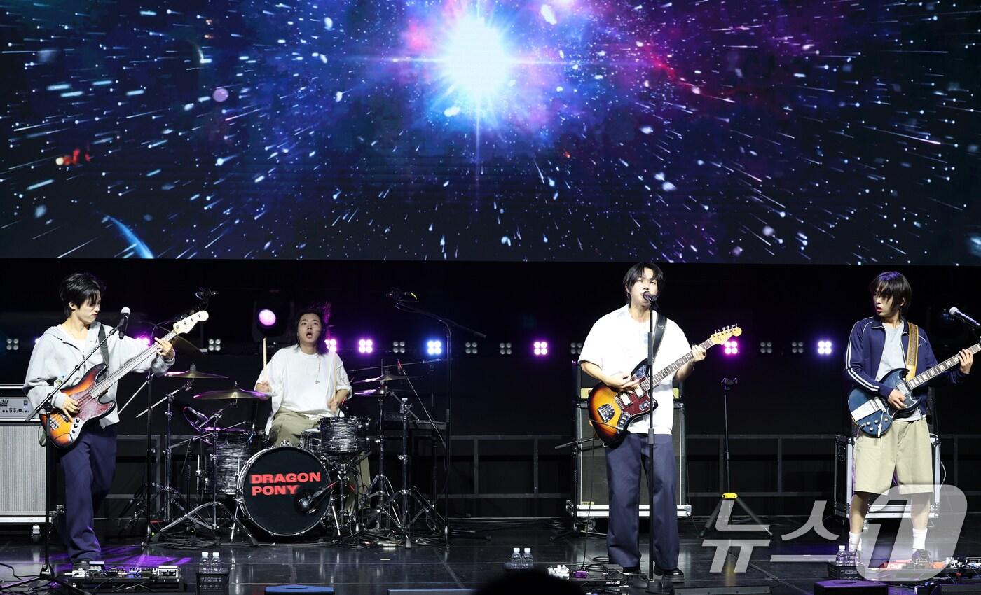 밴드 드래곤포니의 편성현(왼쪽부터)과 고강훈, 안태규, 권세혁이 29일 서울 서대문구 예스24 원더로크홀에서 가진 디지털 싱글 ‘지구소년’의 쇼케이스에 참석해 신곡을 선보이고 있다. 2025.7.29/뉴스1 ⓒ News1 권현진 기자
