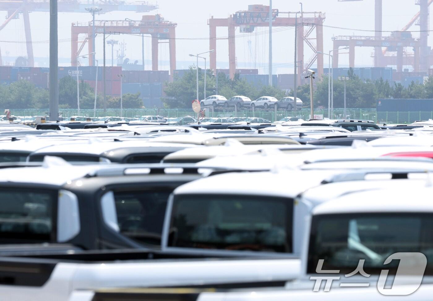 미국의 상호관세 유예 종료시한을 3일 앞둔 29일 경기 평택시 포승읍 평택항에 수출용 차량이 세워져 있다. 2025.7.29/뉴스1 ⓒ News1 김영운 기자