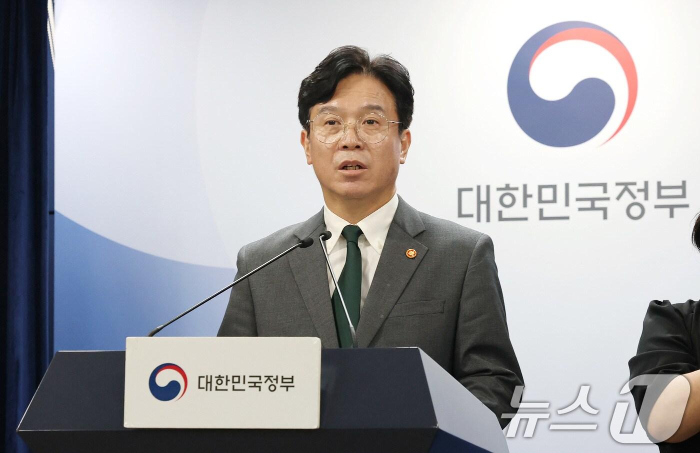 김영훈 고용노동부 장관이 29일 서울 종로구 정부서울청사에서 노동조합 및 노동관계조정법 개정안(노란봉투법) 관련 브리핑을 하고 있다. 2025.7.29/뉴스1 ⓒ News1 임세영 기자