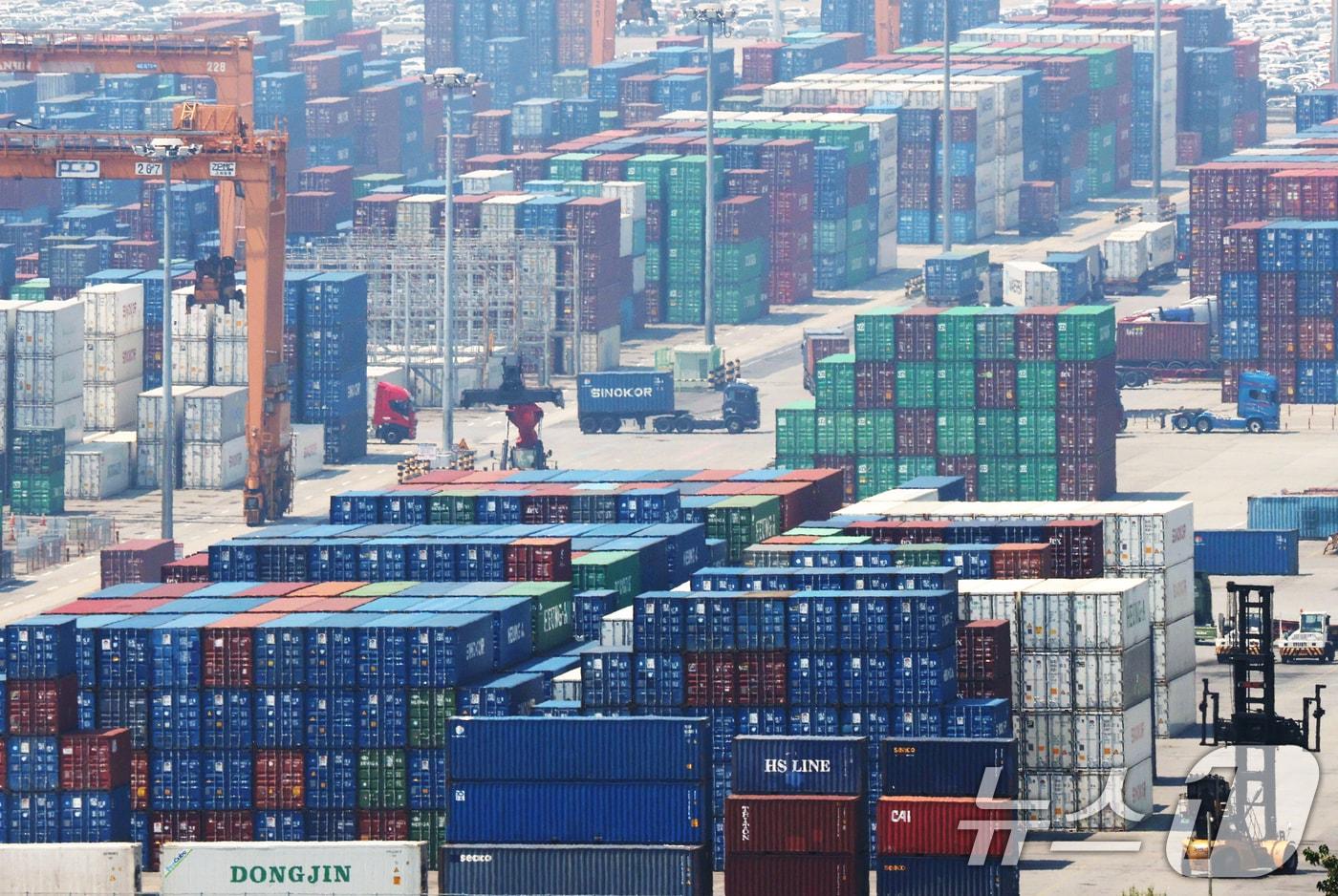 29일 경기 평택시 포승읍 평택항에 수출용 컨테이너들이 세워져 있다. 2025.7.29/뉴스1 ⓒ News1 김영운 기자