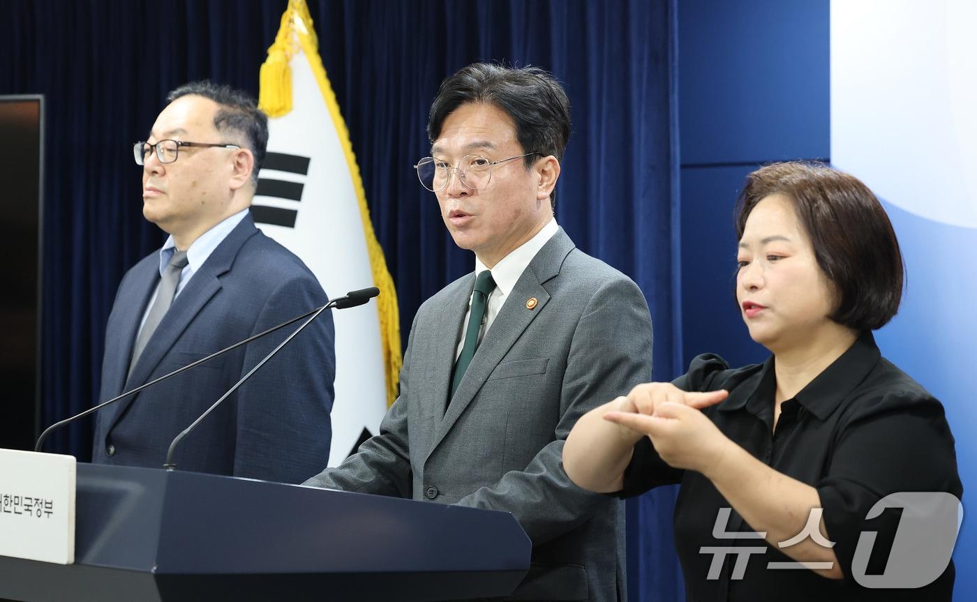 김영훈 고용노동부 장관이 지난 7월 서울 종로구 정부서울청사에서 노동조합 및 노동관계조정법 개정안(노란봉투법) 관련 브리핑을 하고 있다. 2025.7.29/뉴스1 ⓒ News1 임세영 기자