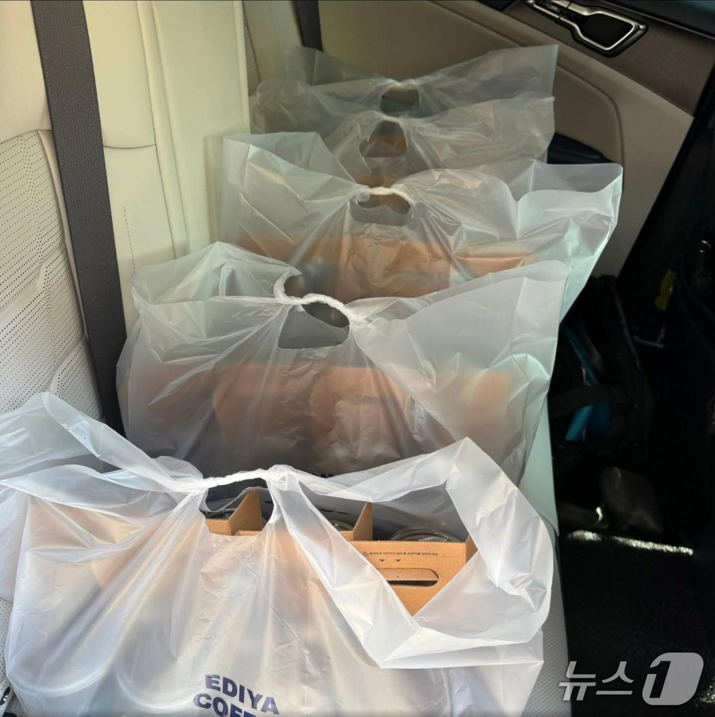 본문 이미지 - 유오균 씨가 춘천소방서 직원에게 전달할 커피.(유오균 씨 제공, 재판매 및 DB금지) 