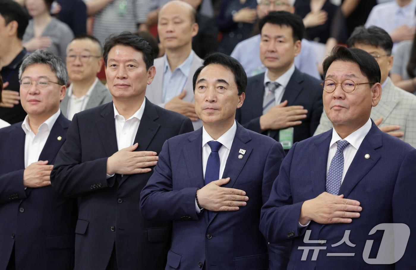 박수현 더불어민주당 의원(앞줄 왼쪽 네 번째)이 29일 오후 서울 여의도 국회 도서관에서 열린 'AI 시대, 창작산업계 권리자 보호와 산업 발전의 조화 방안' 세미나에서 참석자들과 국민의례를 하고 있다. 2025.7.29/뉴스1 ⓒ News1 신웅수 기자