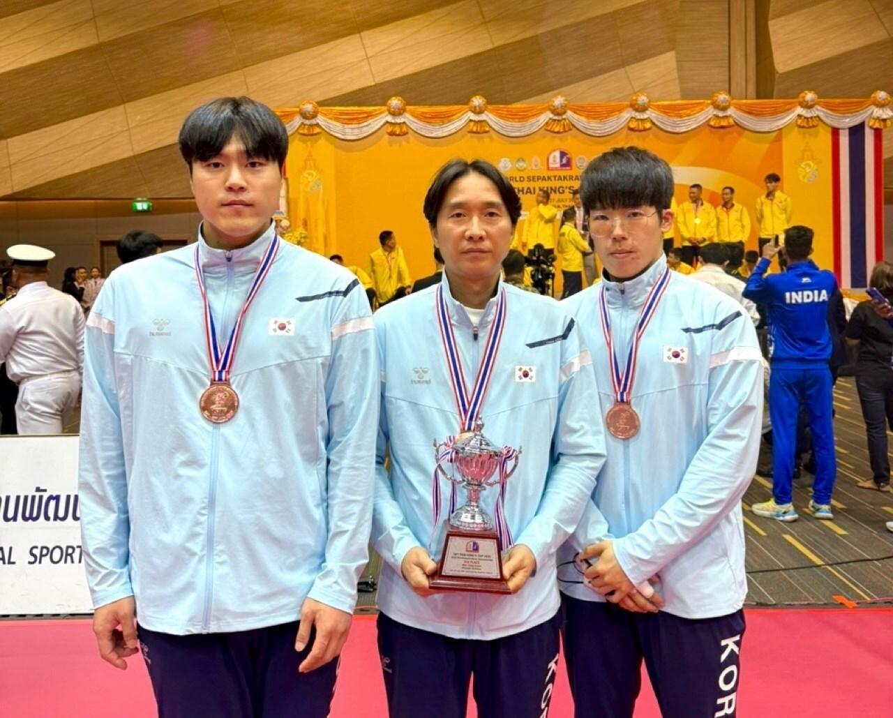 본문 이미지 - 왼쪽부터 남상훈 선수, 김종흔 감독, 김영철 선수(청주시 제공. 재판매 및 DB금지)./뉴스1