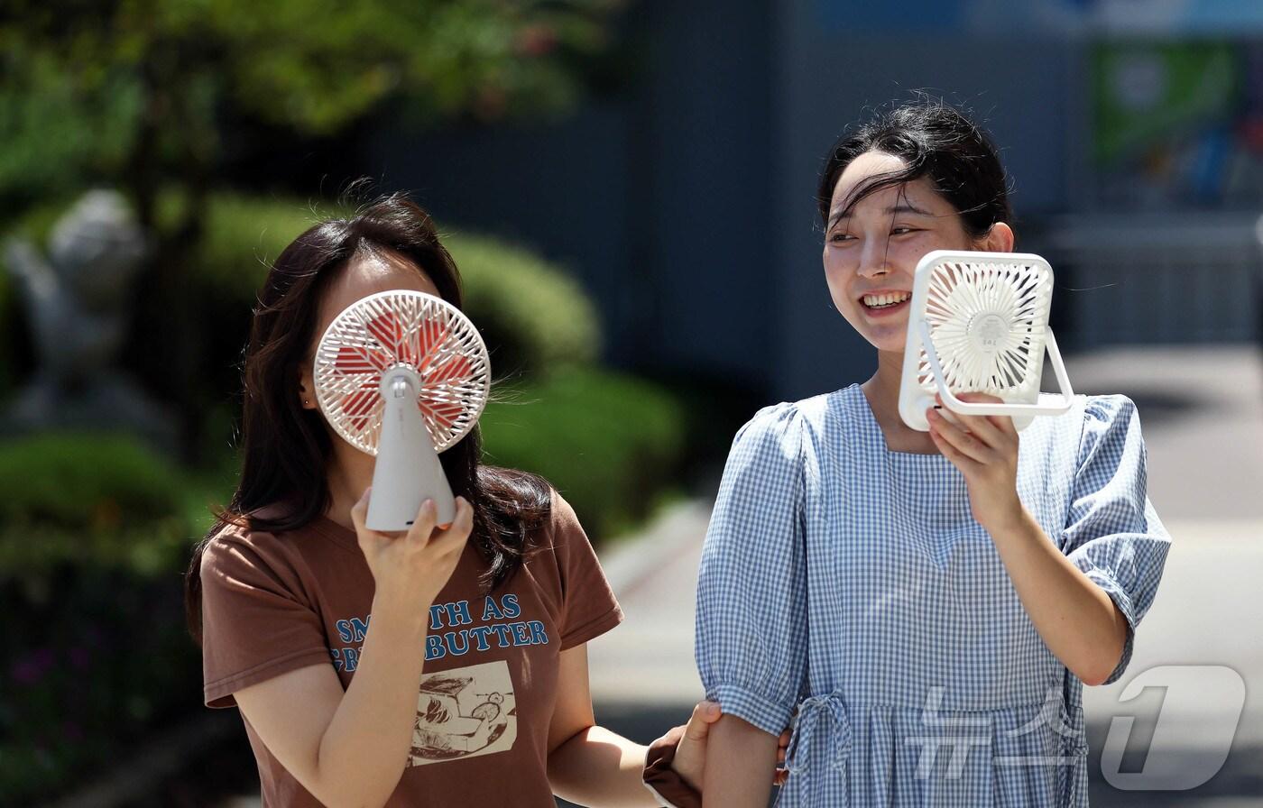  광주 북구청 직원들이 손선풍기를 들고 이동 중인 모습. (광주 북구 제공. 재판매 및 DB 금지) 2025.7.29/뉴스1 