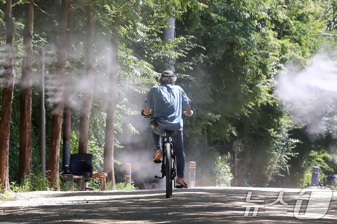 폭염이 이어진 29일 오후 대구 남구 앞산 고산골에서 자전거를 탄 시민이 쿨링포그가 가동된 등산로를 지나고 있다. 2025.7.29/뉴스1 ⓒ News1 공정식 기자