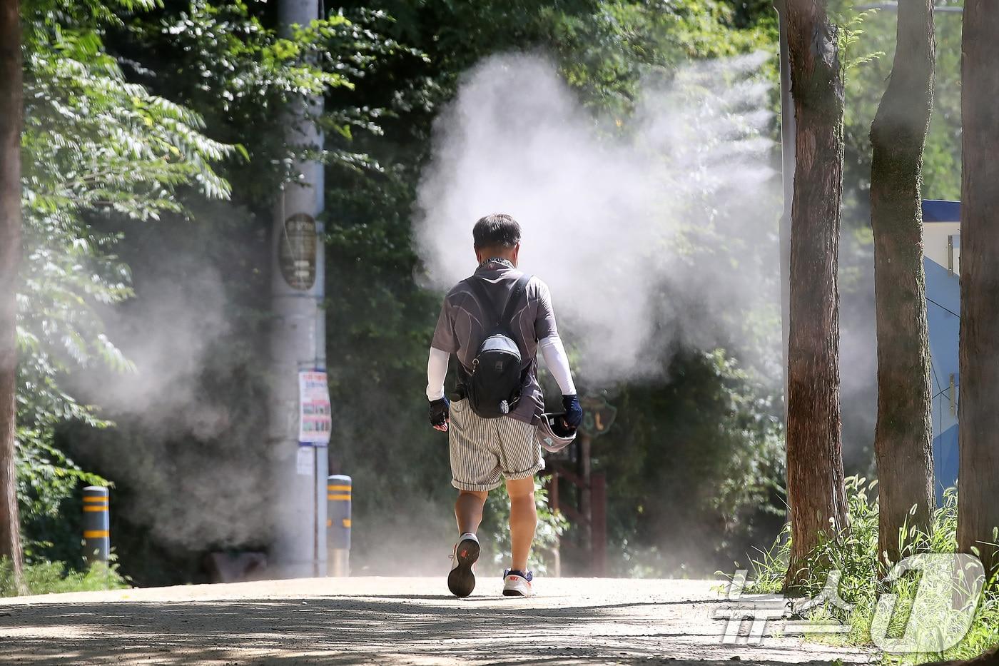연일 폭염이 이어진 29일 오후 대구 남구 앞산 고산골에서 시민들이 쿨링포그가 가동된 등산로를 걷고 있다. 2025.7.29/뉴스1 ⓒ News1 공정식 기자