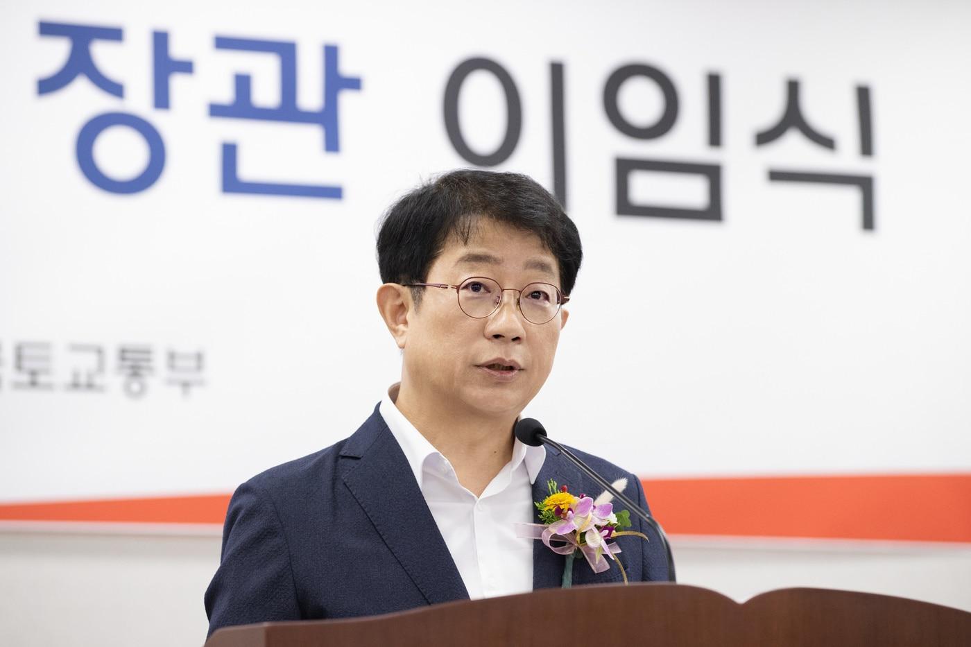 29일 오후 정부세종청사에서 열린 이임식에서 박상우 국토교통부 장관이 이임사를 전하고 있다.&#40;국토교통부 제공&#41;