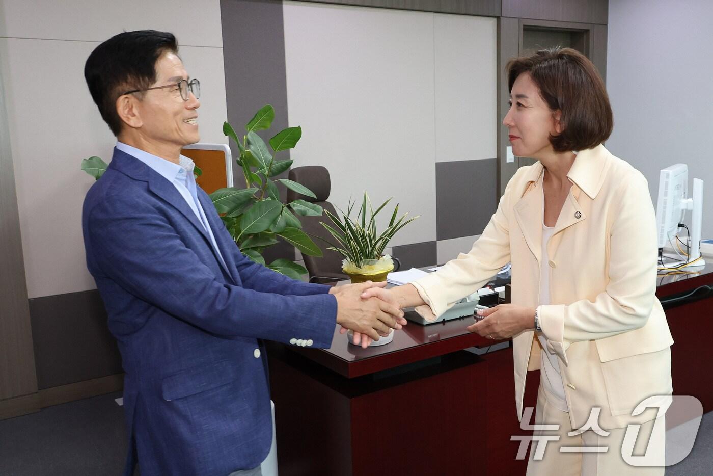 국민의힘 당대표 출마를 선언한 김문수 전 고용노동부 장관이 29일 서울 여의도 국회 의원회관에서 나경원 의원과 만나 인사하고 있다. &#40;공동취재&#41; 2025.7.29/뉴스1 ⓒ News1 유승관 기자