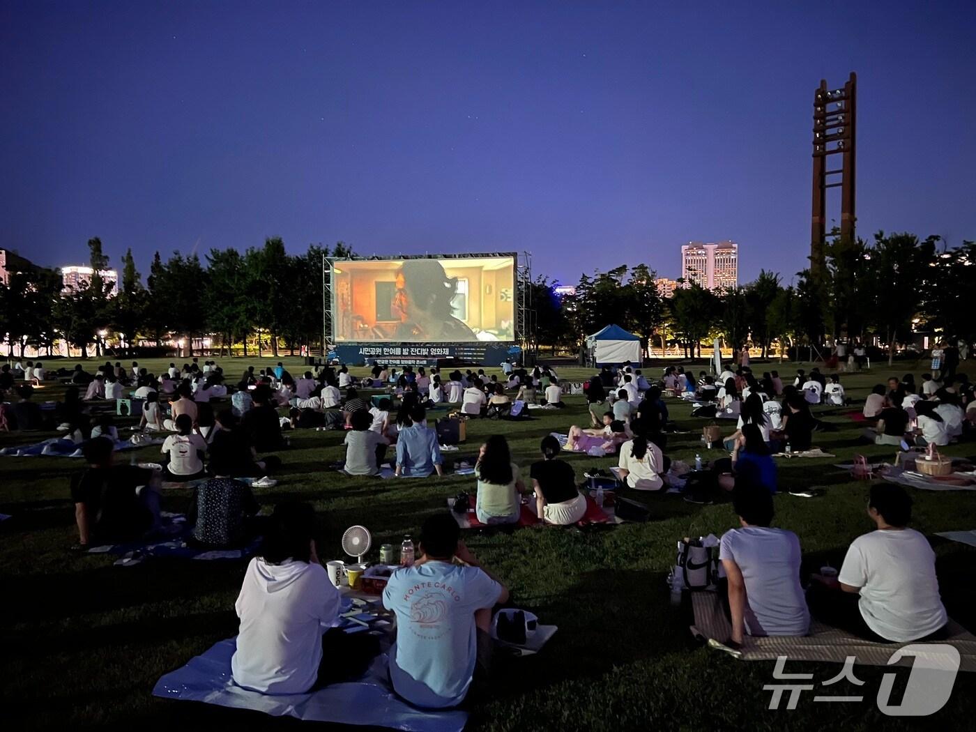 본문 이미지 - 지난해 진행된 시민공원 잔디밭영화제.(부산시설공단 제공. 재판매 및 DB 금지)