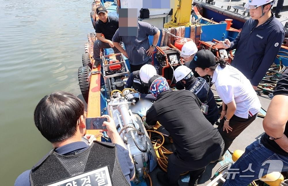 본문 이미지 - 창원해경이 지난 23일 고용노동부 창원지청과 부산신항 잠수부 사망 사고에 대한 현장 합동 감식을 벌이고 있다.&#40;창원해경 제공. 재판매 및 DB금지&#41;