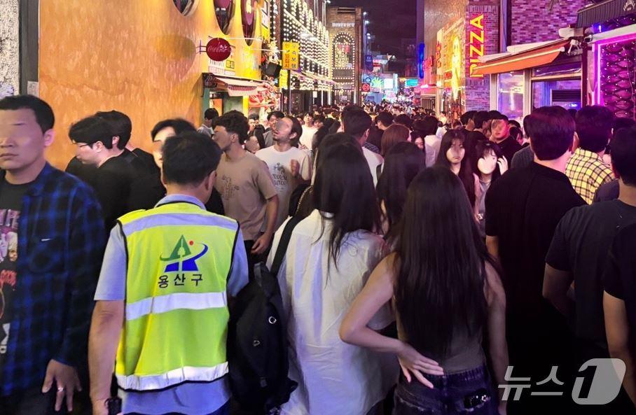 본문 이미지 - 용산구 주말 당직근무자가 지역 내 인파가 몰리는 현장들을 순찰하며 안전 상황 실태를 점검하고 있다.(용산구 제공)