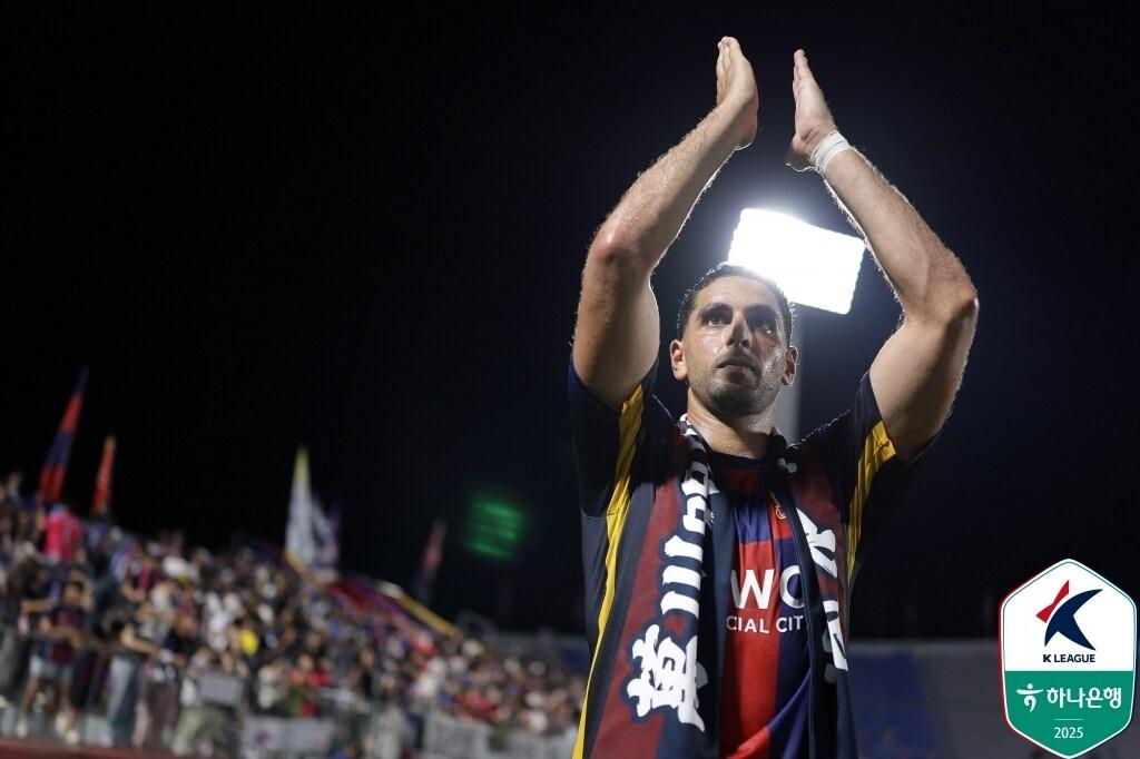 본문 이미지 -  수원FC의 싸박&#40;한국프로축구연맹 제공&#41;