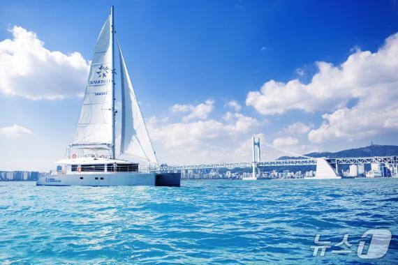 본문 이미지 - 부산 남구 용호만 앞 바다에 다이아몬드베이가 운영 중인 요트가 운행하고 있다.(다이아몬드베이 제공. 재판매 및 DB 금지)