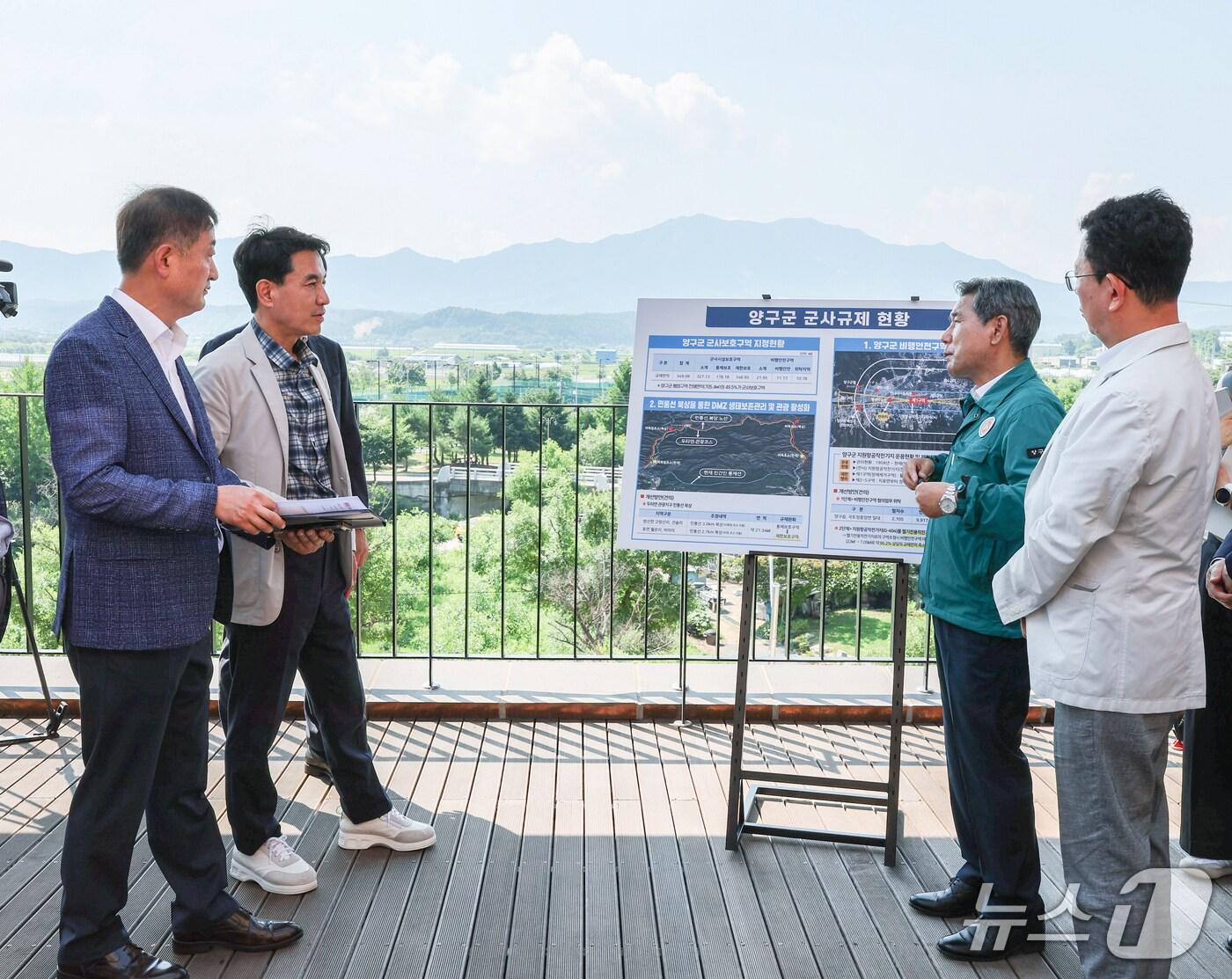 본문 이미지 - 양구 군사규제 현장 찾은 김진태 강원도지사.&#40;강원도 제공. 재판매 및 DB금지&#41;/뉴스1