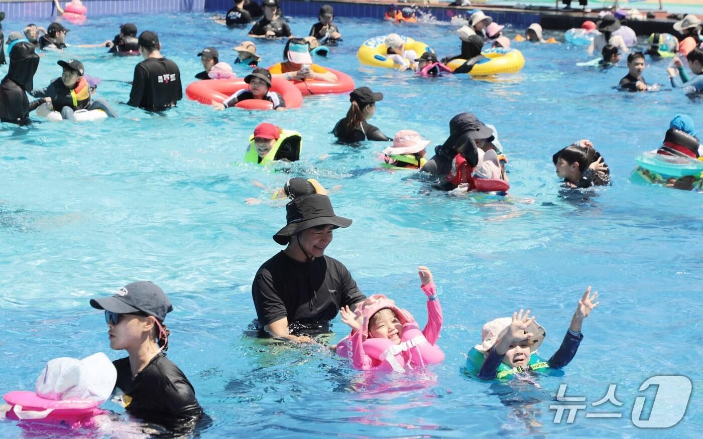 29일 울산 중구에 위치한 동천야외물놀이장에서 시민들이 물놀이를 즐기고 있다.2025.7.29/뉴스1 ⓒNews1 김지혜 기자