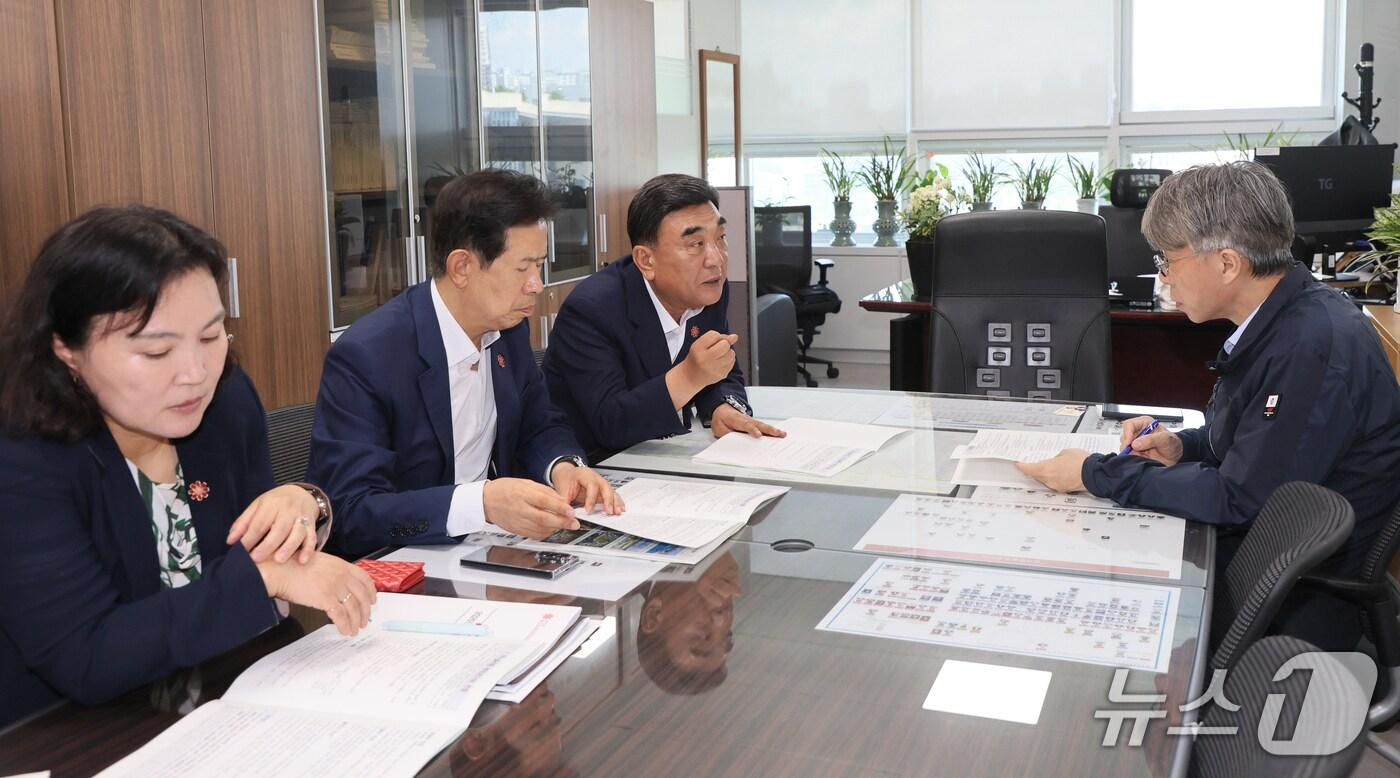김두겸 울산시장이 29일 정부 세종청사에서 박준호 기획재정부 사회예산심의관에게 울산시의 2026년도 주요 사업에 대한 국가예산 반영을 건의하고 있다. (울산시 제공. 재판매 및 DB 금지) /뉴스1