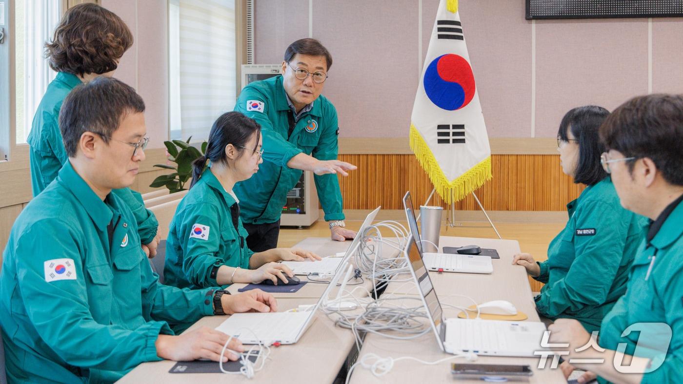 김윤철 합천군수(오른쪽 세번째)가 29일 자연재난피해조사시스템 입력 공무원들에게는 정확하고 철저하게 조사를 해야 한다고 당부하고 있다(합천군 제공. 재판매 및 DB금지)