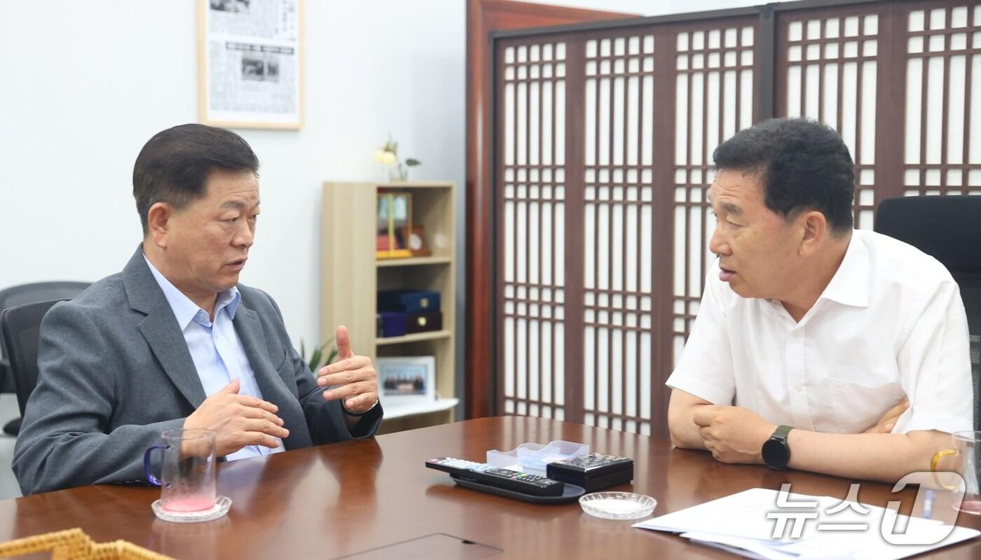 박승원 광명시장(왼쪽)이 신정훈 국회 행정안전위원장과 만남을 갖고 있다.(광명시 제공)