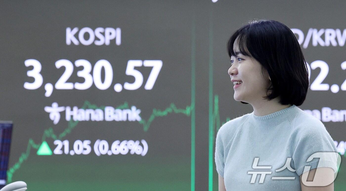 서울 중구 하나은행 딜링룸 전광판./뉴스1 ⓒ News1 박지혜 기자