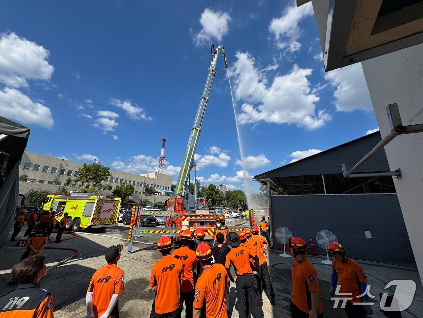 본문 이미지 - 대구소방안전본부는 29일 대구 최초로 도입한 무인파괴방수차를 다음 달부터 화재 현장 등에 투입한다고 밝혔다. 사진은 무인파괴방수차 운용 교육 모습. (대구소방본부 제공. 재판매 및 DB 금지)/뉴스1