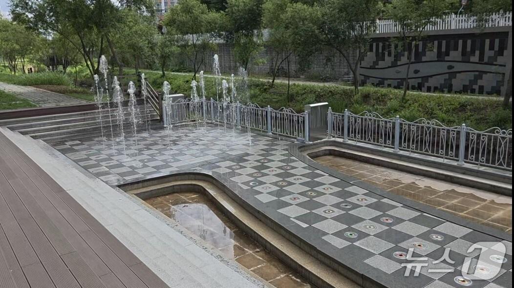 본문 이미지 - 군산시가 8월2일부터 31일까지 미제천 바닥분수를 가동한다.&#40;군산시 제공. 재판매 및 DB금지&#41;