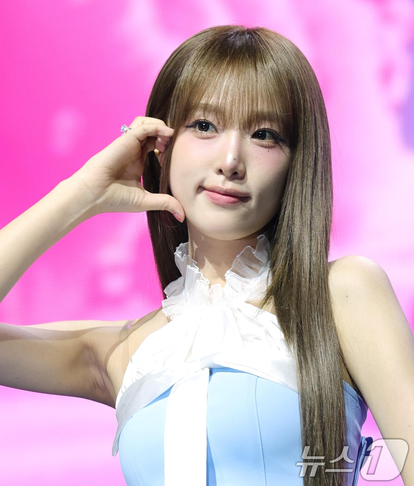 본문 이미지 - 가수 최예나가 29일 오후 서울 용산구 블루스퀘어에서 가진 미니 4집 '블루밍 윙스'(Blooming Wings) 쇼케이스에서 포즈를 취하고 있다. 2025.7.29/뉴스1 ⓒ News1 권현진 기자