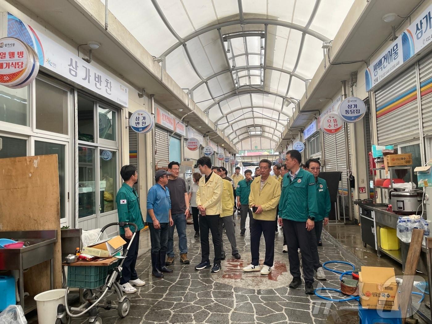 본문 이미지 - 노용석 중소벤처기업부 차관이 지난 20일 경남 합천 삼가시장을 방문해 수해 피해 현장을 점검하고 있다. &#40;중기부 제공&#41;