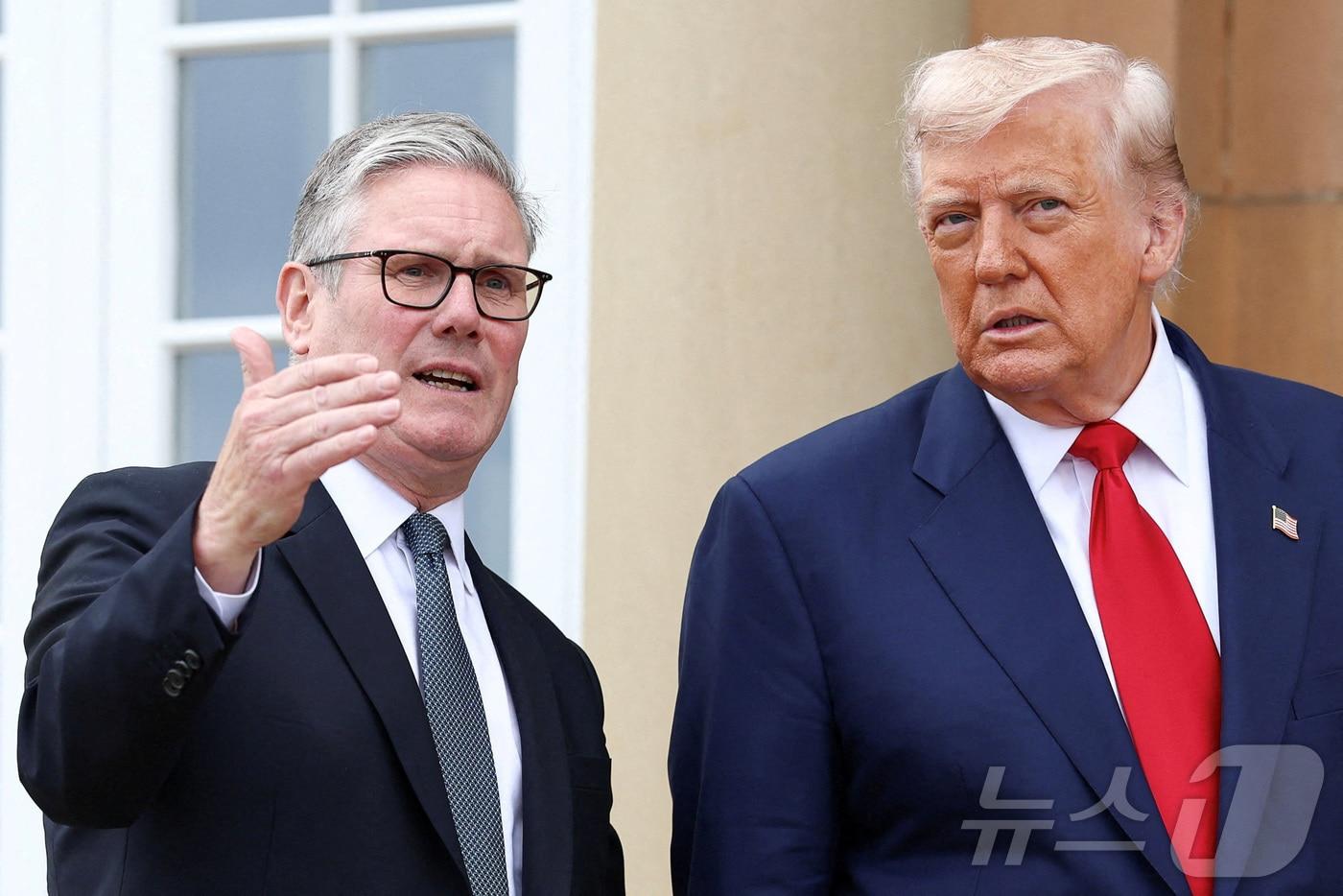 키어 스타머 영국 총리&#40;왼쪽&#41;과 도널드 트럼프 미국 대통령이 28일&#40;현지시간&#41; 영국 스코틀랜드 턴베리 골프 리조트에서 회담했다. 2025.07.28 ⓒ 로이터=뉴스1 ⓒ News1 이지예 객원기자