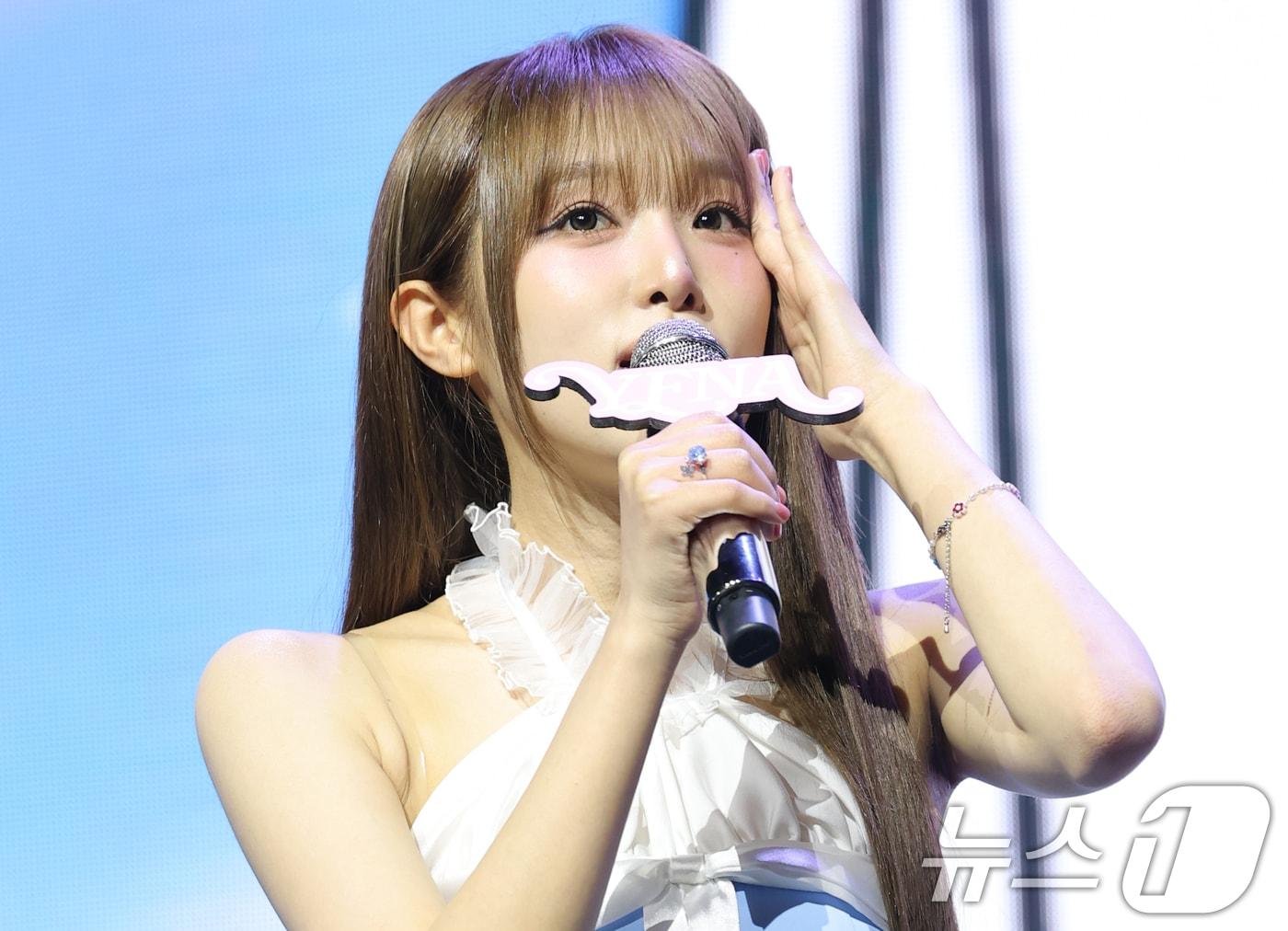 본문 이미지 - 가수 최예나가 29일 오후 서울 용산구 블루스퀘어에서 가진 미니 4집 '블루밍 윙스'(Blooming Wings) 쇼케이스에서 수록곡 소개를 하고 있다. 2025.7.29/뉴스1 ⓒ News1 권현진 기자