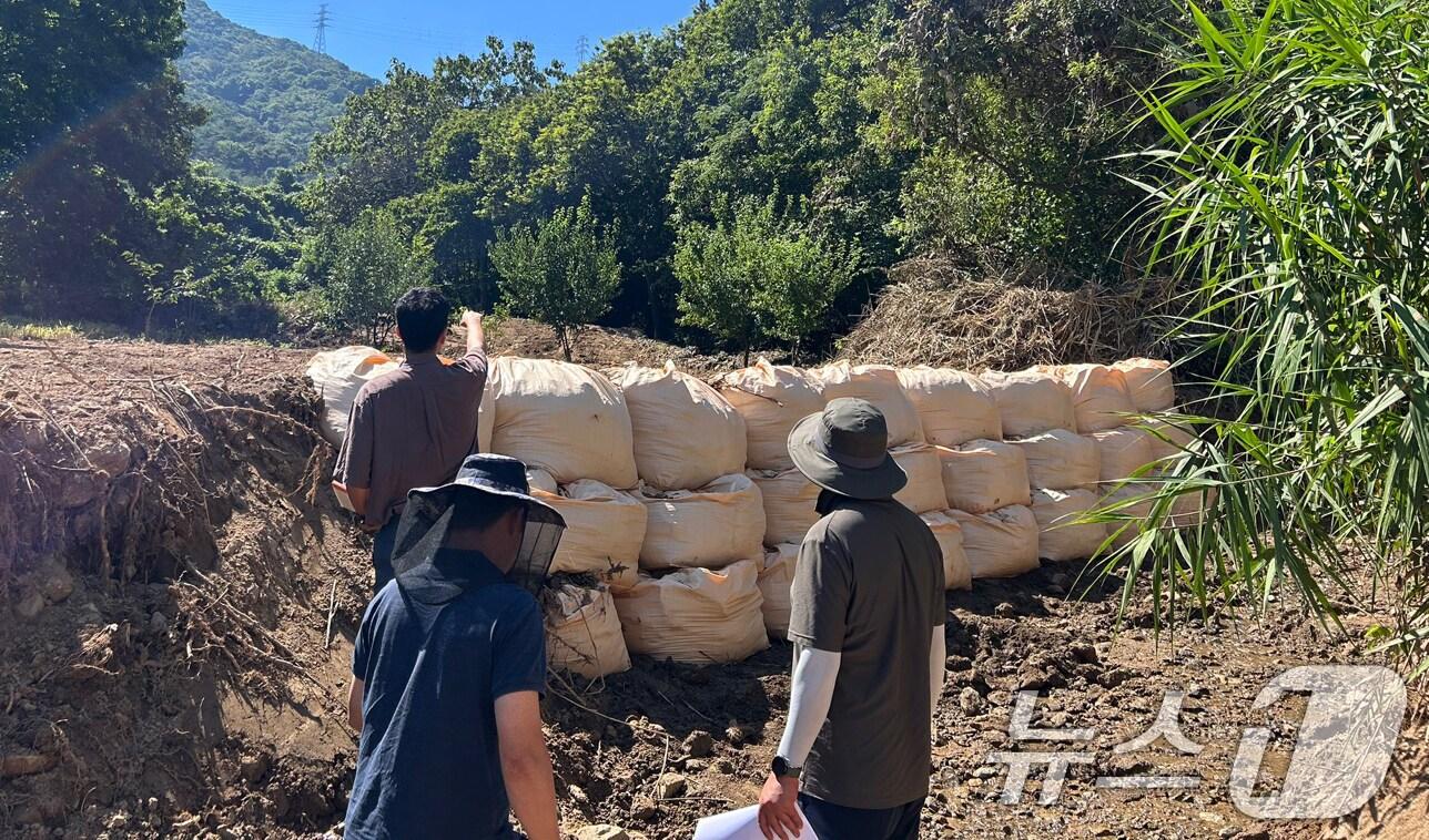 본문 이미지 - 행정안전부 중앙합동조사단이 집중호우 피해 지역 현장 조사를 하고 있다.&#40;광주시 제공. 재판매 및 DB 금지&#41; 