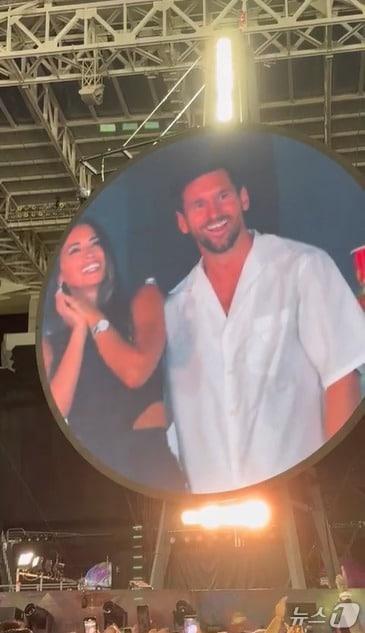 본문 이미지 - 리오넬 메시가 지난 27일 가족과 함께 콜드플레이의 미국 콘서트에 왔다가 &#39;키스캠&#39;에 포착됐다. &#40;출처=엑스&#41; 2025.7.29./뉴스1