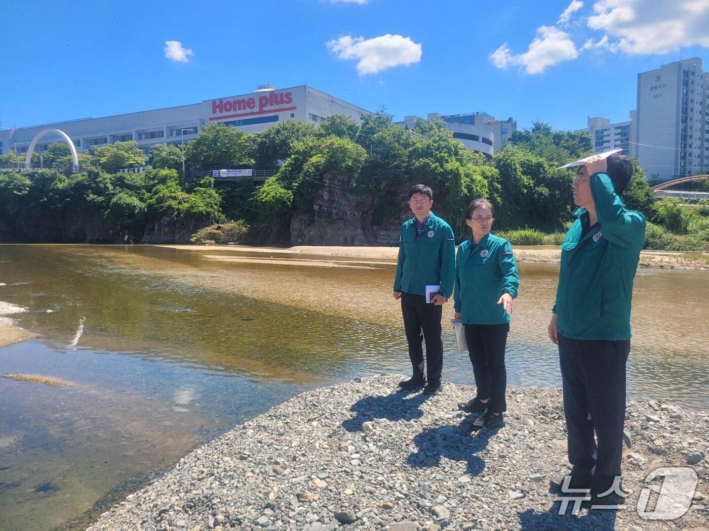 본문 이미지 - 울산 북구가 홈플러스 북구점 인근 동천 상습 물놀이 지역에 대한 수난사고 예방에 적극 나서고 있다고 29일 밝혔다.(울산 북구 제공. 재판매 및 DB금지)/뉴스1