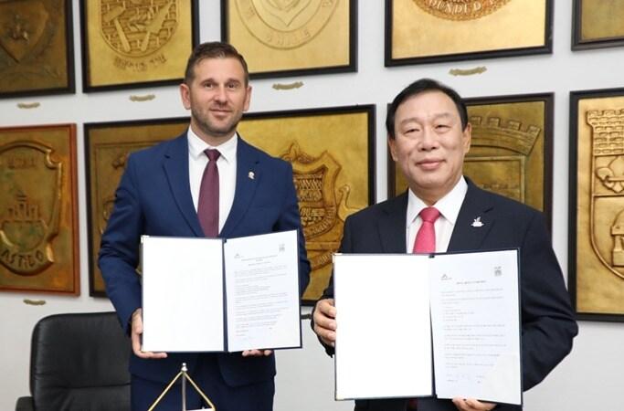 본문 이미지 - 최민호 세종시장(오른쪽)과 토미슬라브 슈타 크로아티아 스플리트시장과 우호협력도시 양해각서(MOU)에 서명한 뒤 기념사진을 찍고 있다. (세종시 제공. 재판매 및 DB금지)