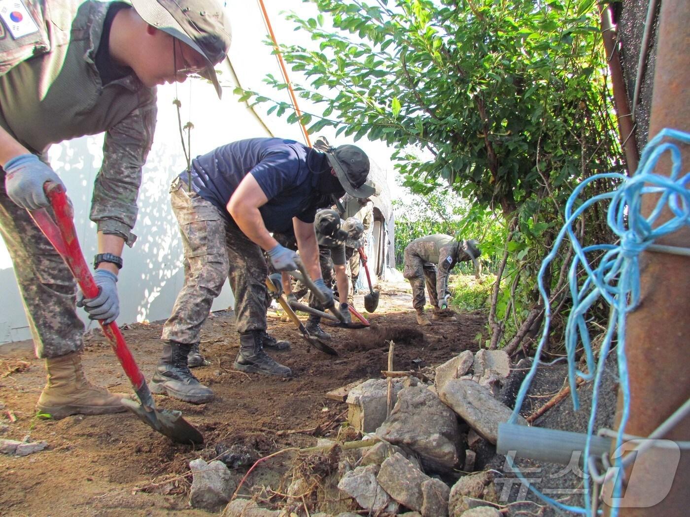 본문 이미지 - 29일 경기 가평군 수해 복구 현장에서 육군 병사들이 구슬땀을 흘리고 있다.(가평군 제공, 재판매 및 DB 금지) 2025.7.29/뉴스1 ⓒ News1 양희문 기자