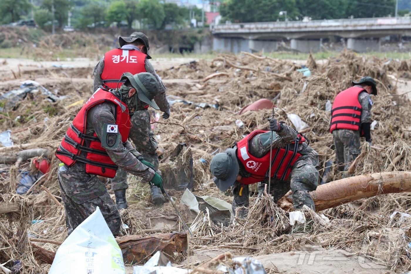 29일 경기 가평군에서 육군 장병들이 수해 실종자를 찾기 위해 수색 작업을 하고 있다.(가평군 제공, 재판매 및 DB 금지) 2025.7.29/뉴스1 ⓒ News1 양희문 기자